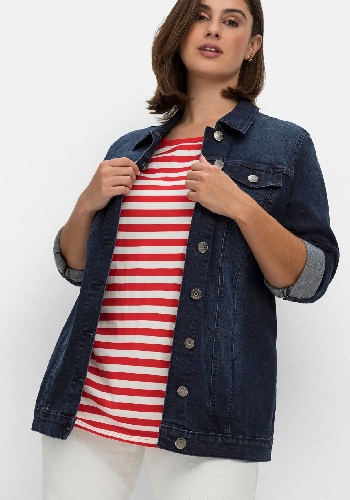 Jeansjacke in taillierter Form, mit Brusttaschen