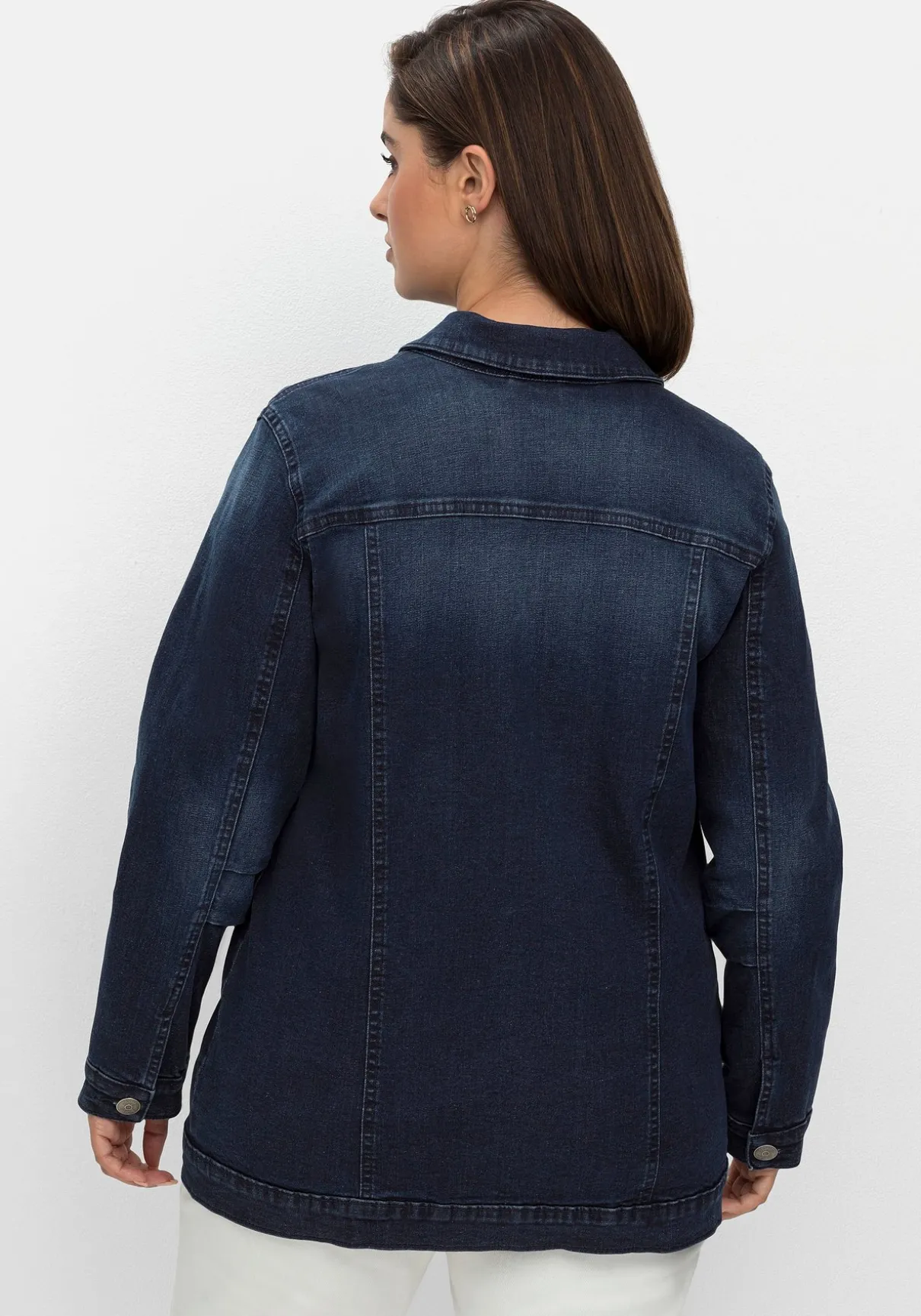 Jeansjacke in taillierter Form, mit Brusttaschen