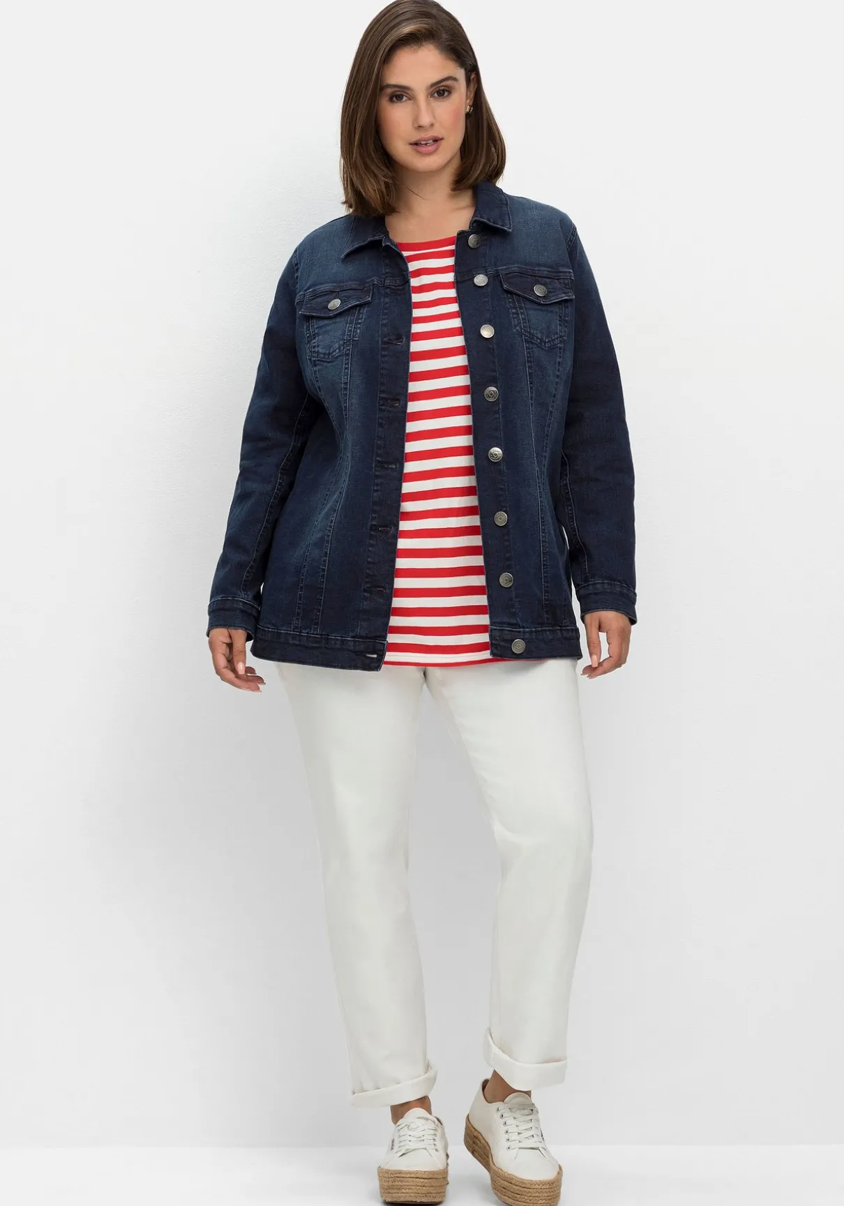 Jeansjacke in taillierter Form, mit Brusttaschen