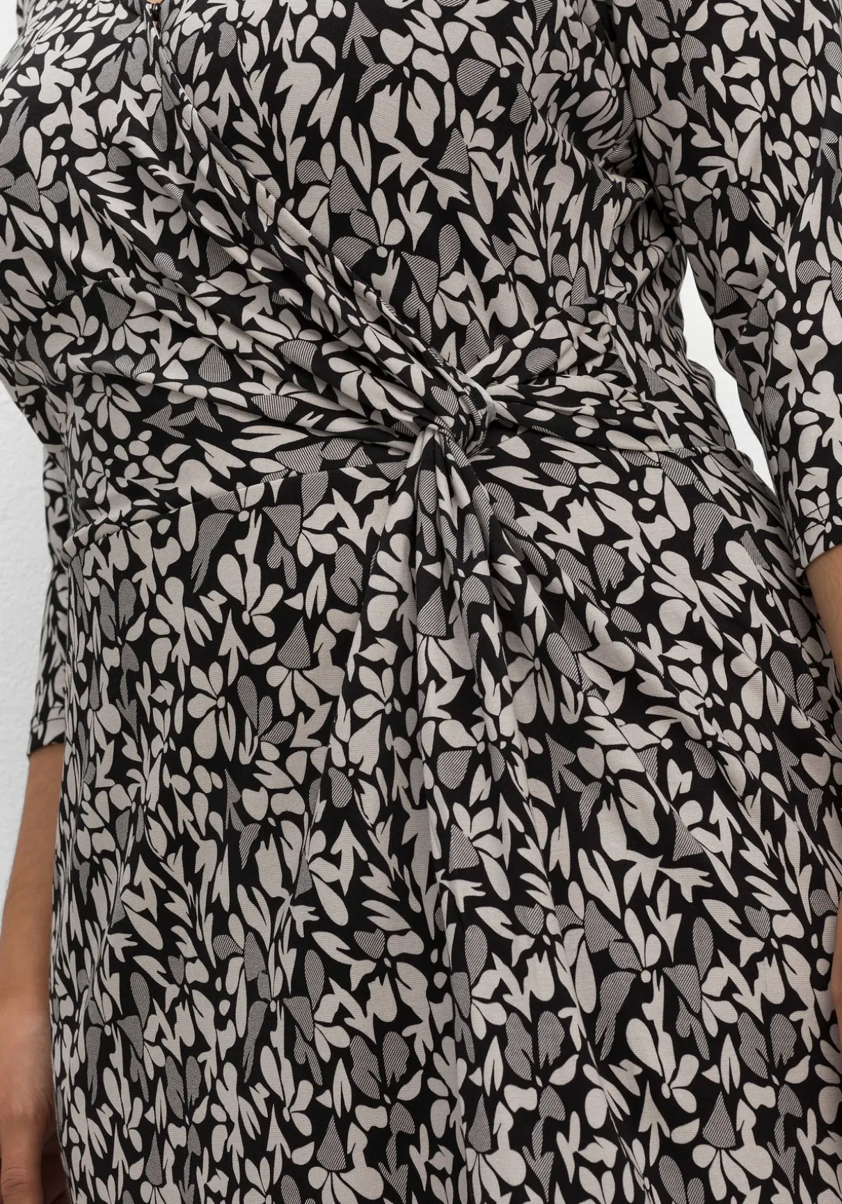 Jerseykleid in Wickeloptik, mit Blätterprint