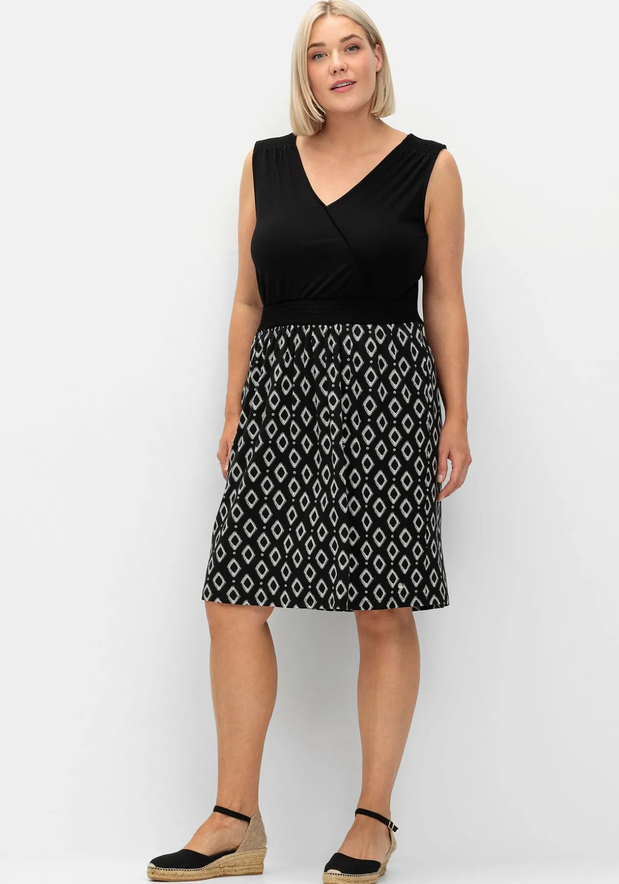 Jerseykleid in Wickeloptik, mit V-Cut hinten