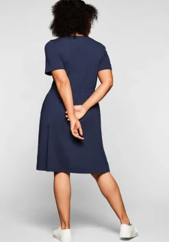 Jerseykleid mit Cut-out am Ausschnitt