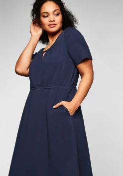 Jerseykleid mit Cut-out am Ausschnitt