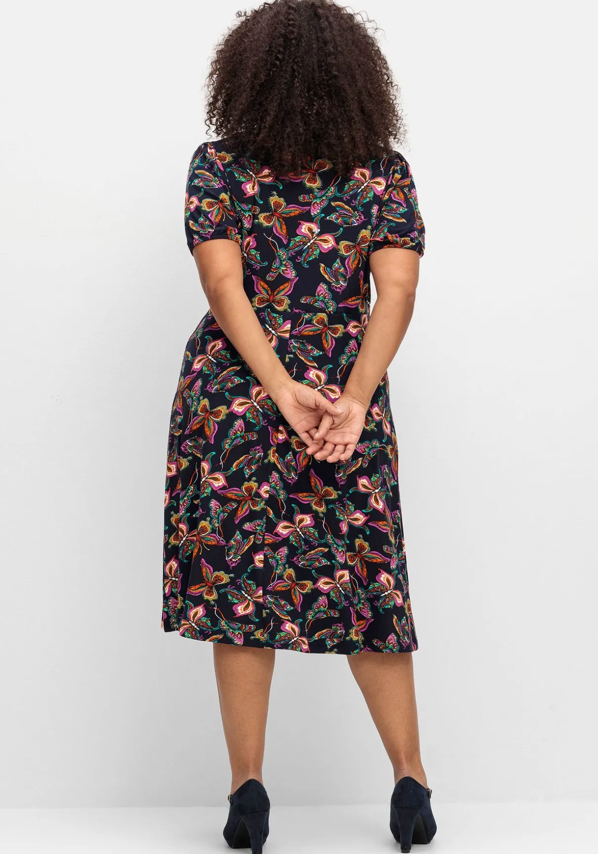 Jerseykleid mit Karree-Ausschnitt und Alloverprint