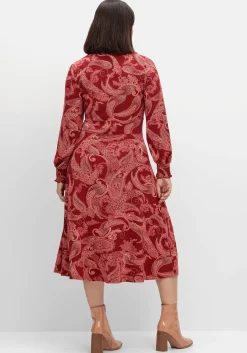 Jerseykleid mit Paisleydruck und Blusenkragen