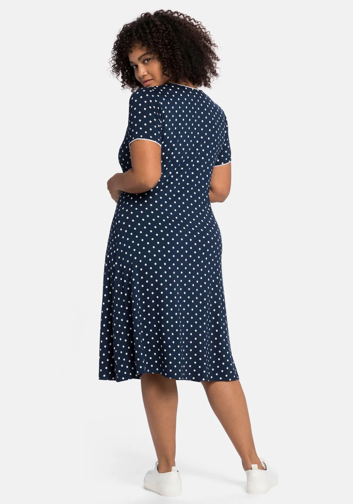 Jerseykleid mit Punktedruck und Paspelierung