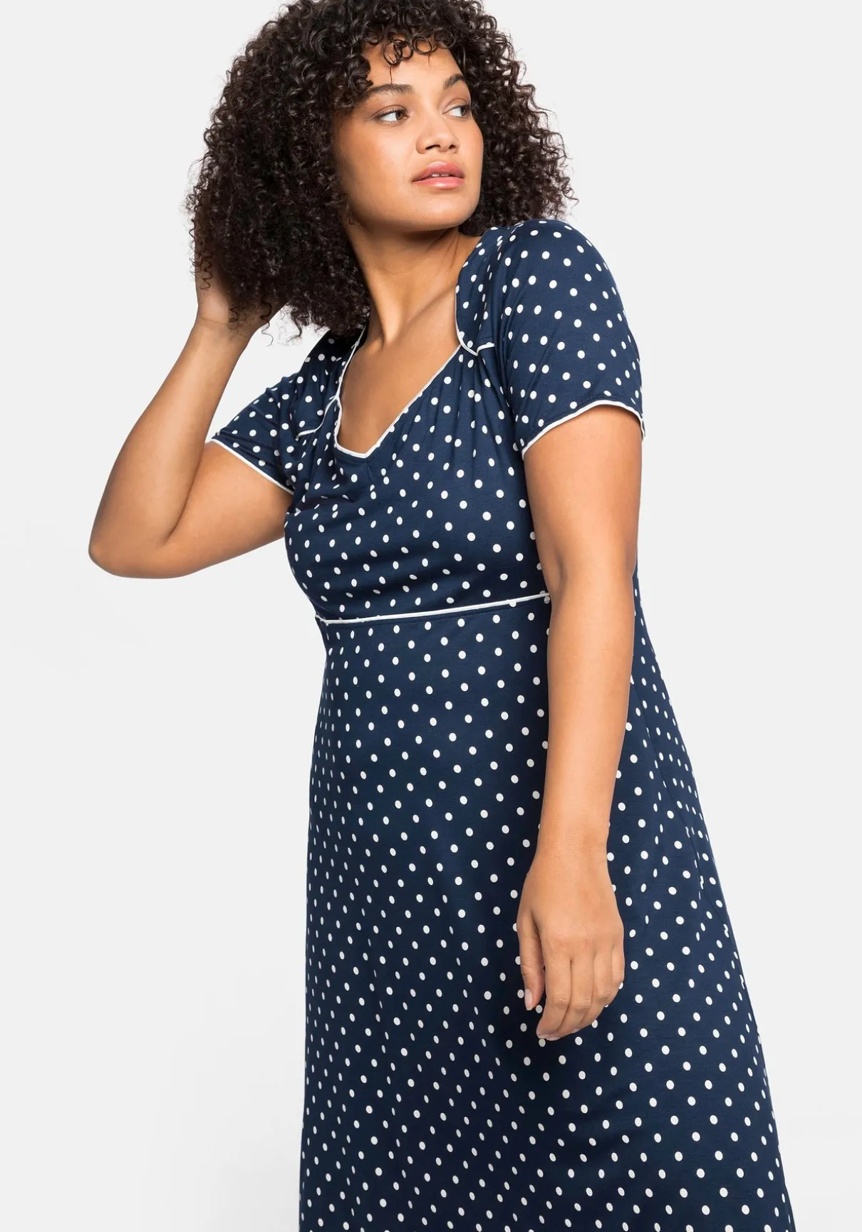 Jerseykleid mit Punktedruck und Paspelierung