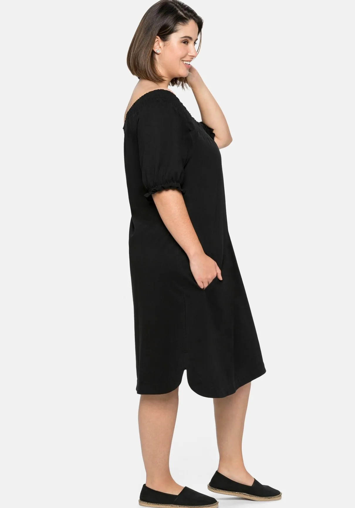 Jerseykleid mit Smok-Ausschnitt und Puffärmeln