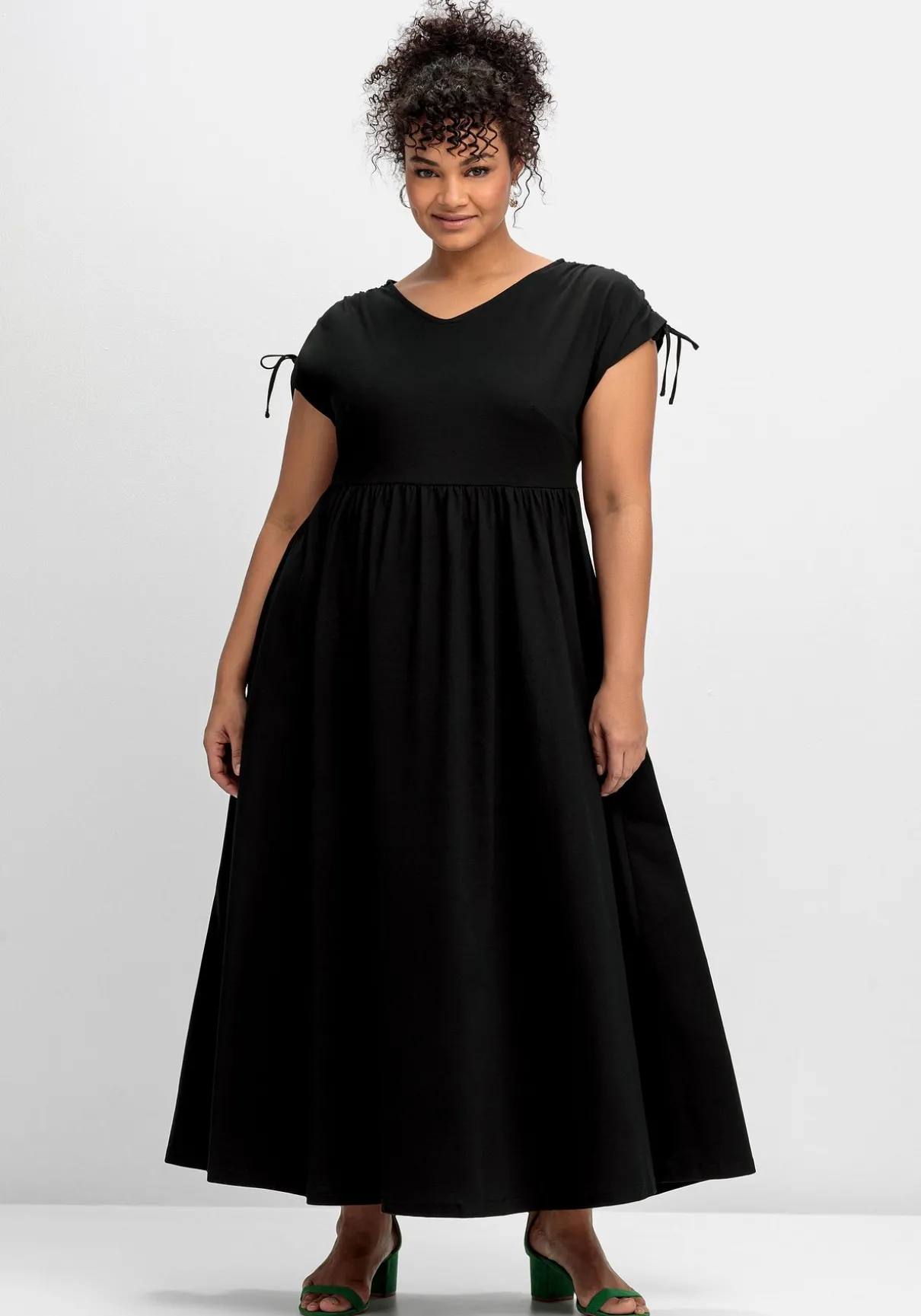 Jerseykleid mit weitem Rock und V-Ausschnitt