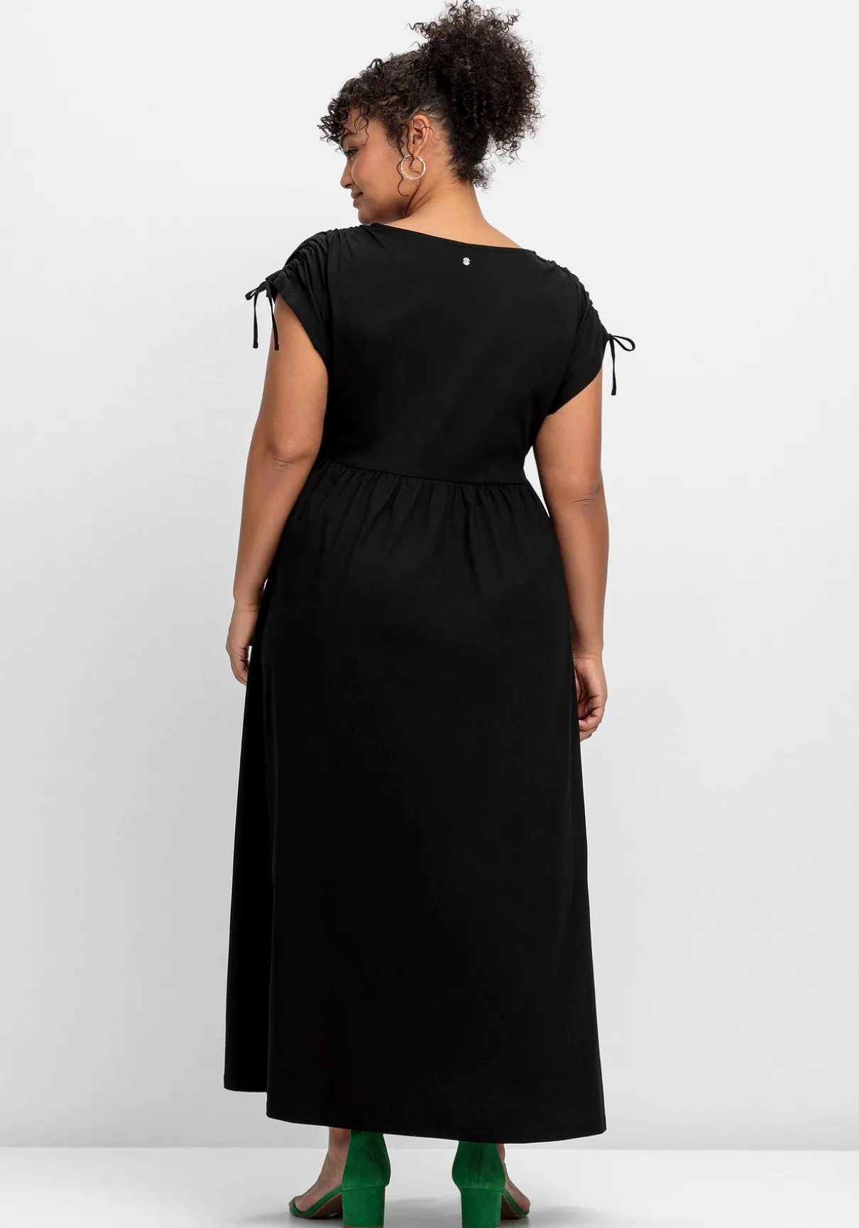 Jerseykleid mit weitem Rock und V-Ausschnitt