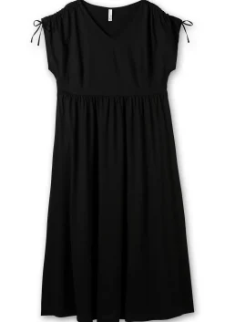 Jerseykleid mit weitem Rock und V-Ausschnitt