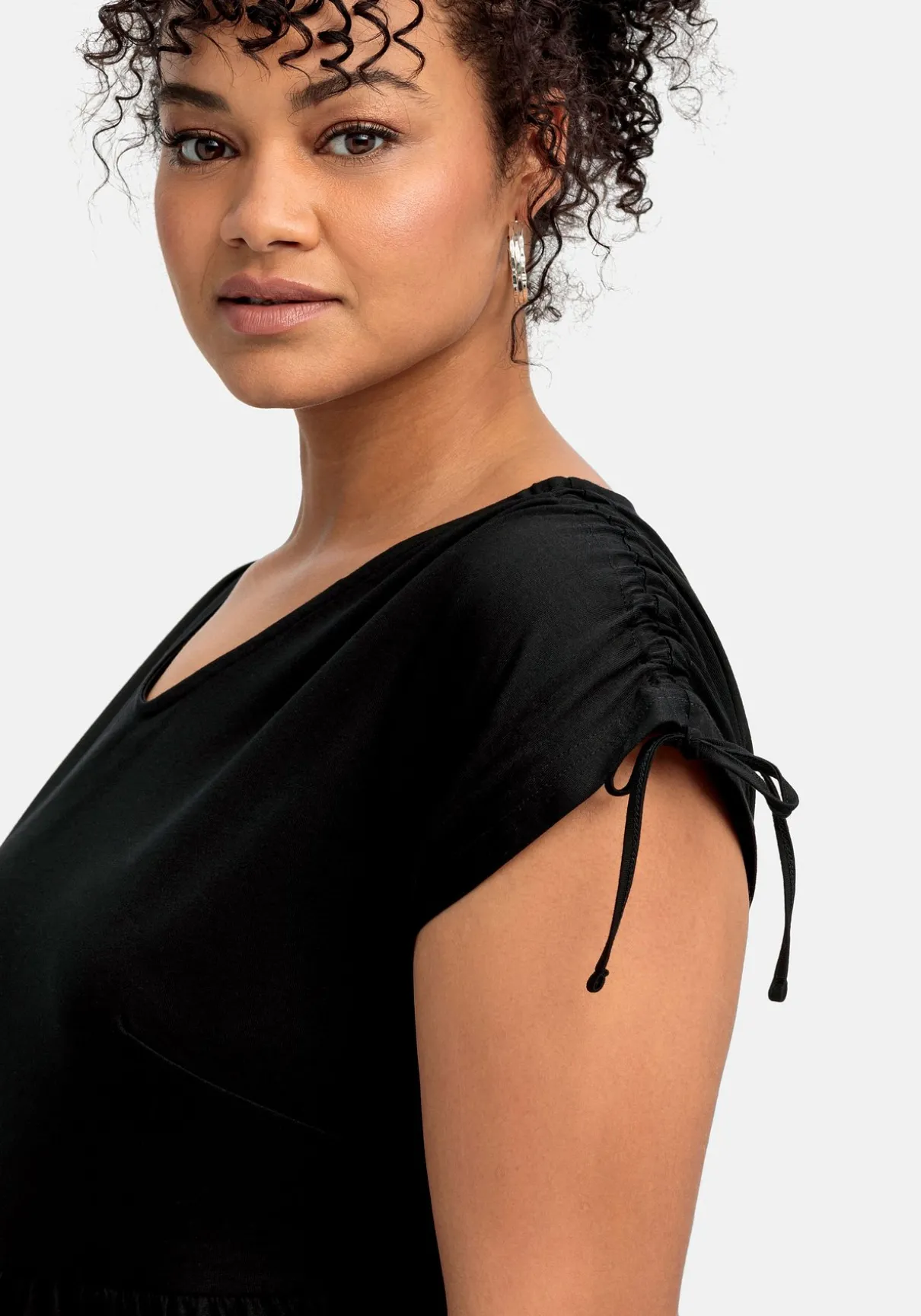 Jerseykleid mit weitem Rock und V-Ausschnitt