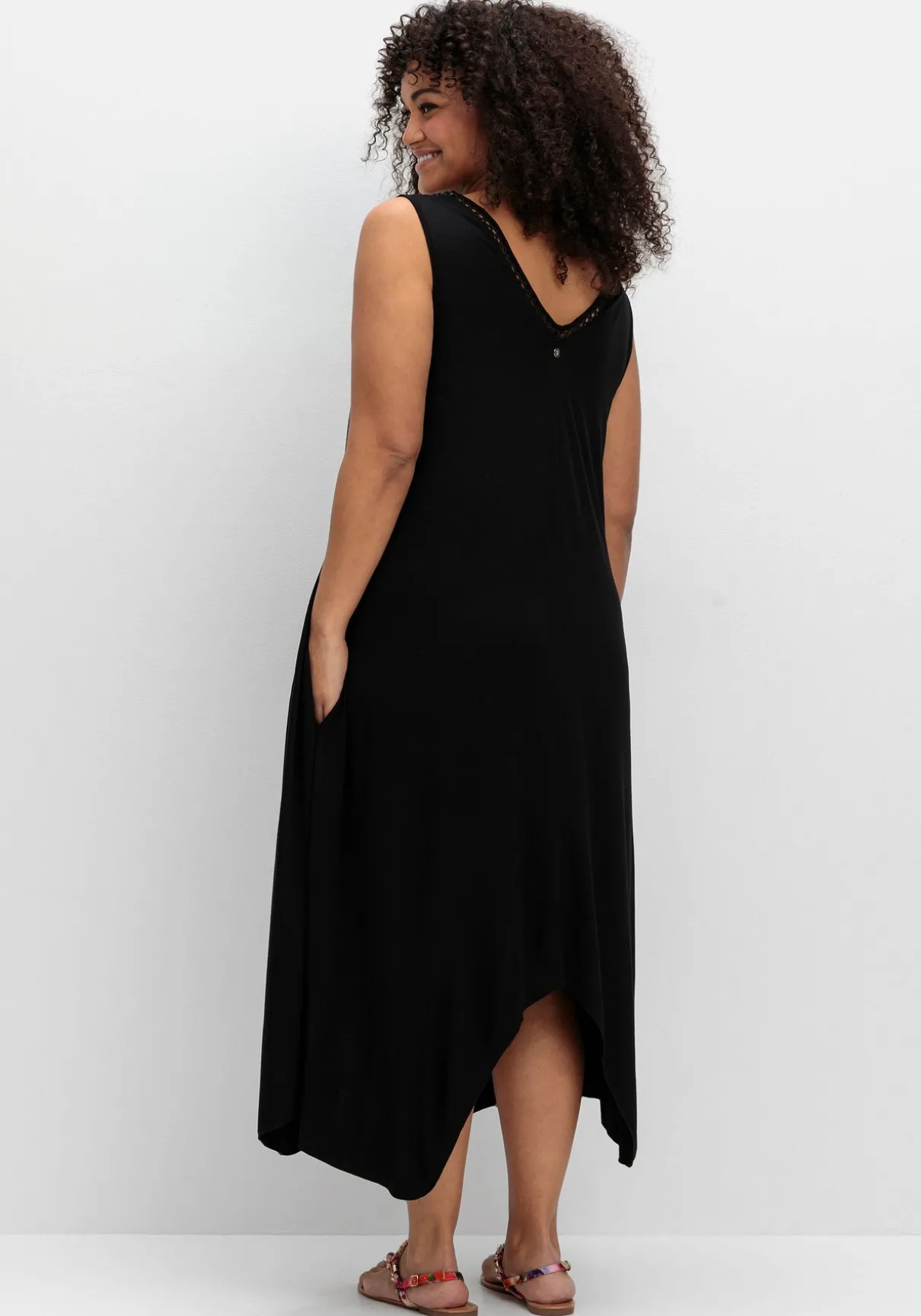 Jerseykleid mit Zipfelsaum und Lochstickerei