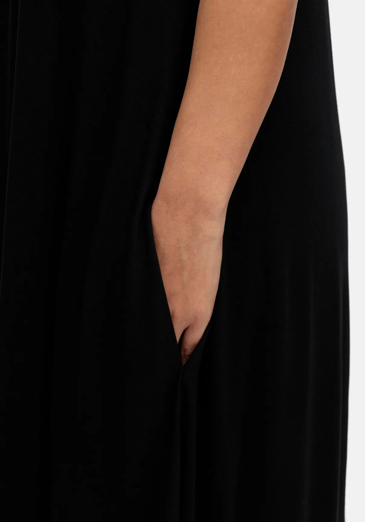 Jerseykleid mit Zipfelsaum und Lochstickerei