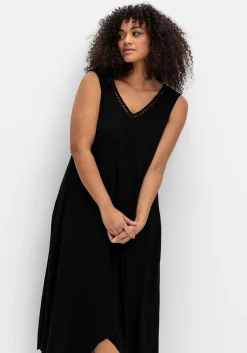 Jerseykleid mit Zipfelsaum und Lochstickerei