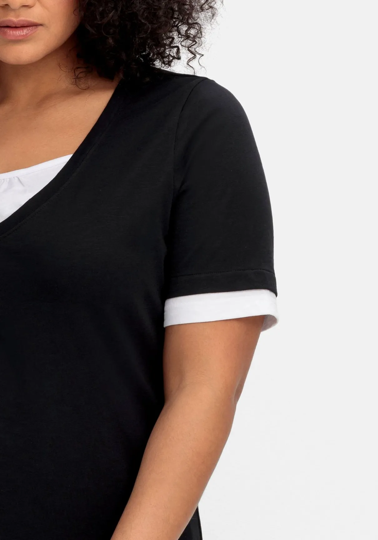 Jerseyshirt in 2-in-1-Optik, mit V-Ausschnitt