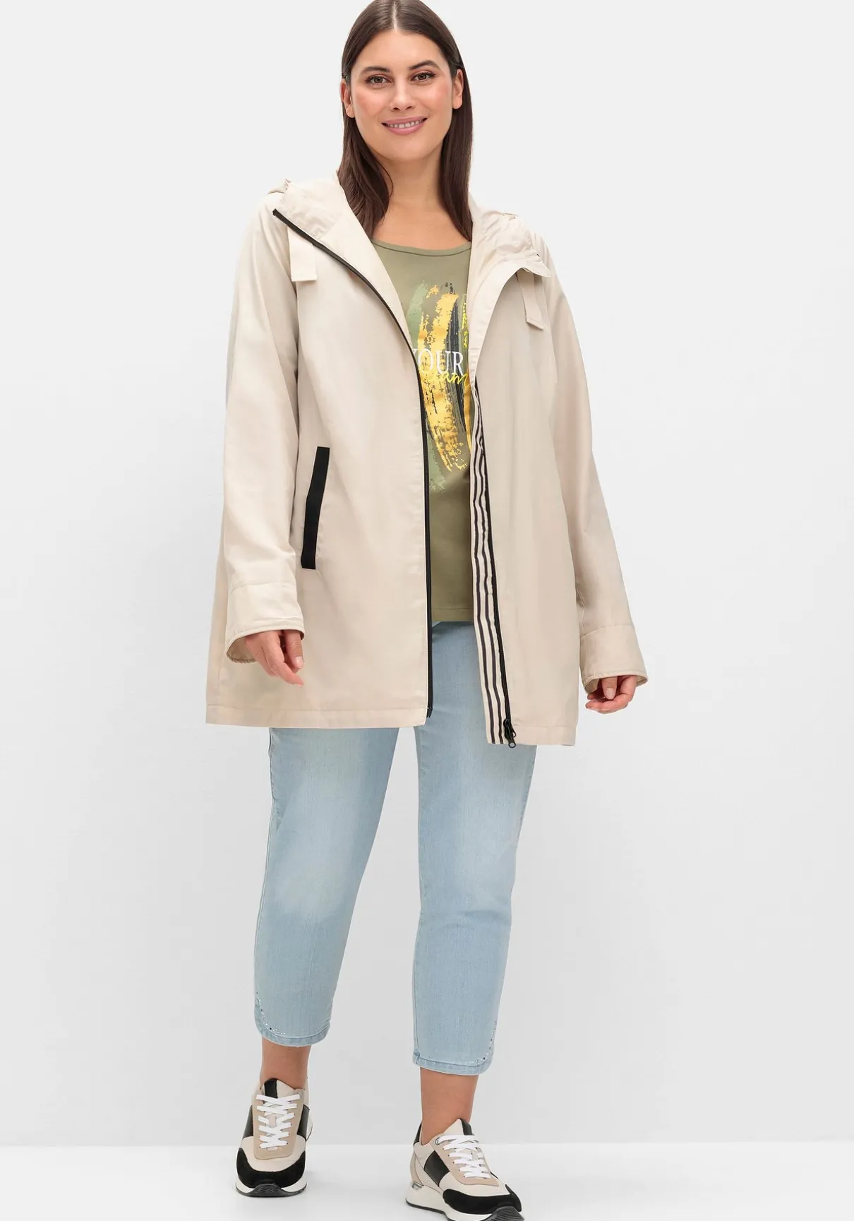 Kapuzenjacke in leichter Qualität, mit Kontrastdetails