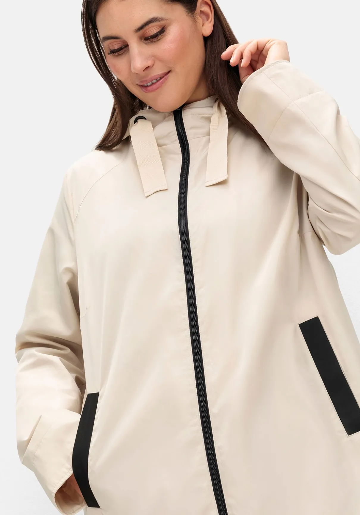 Kapuzenjacke in leichter Qualität, mit Kontrastdetails