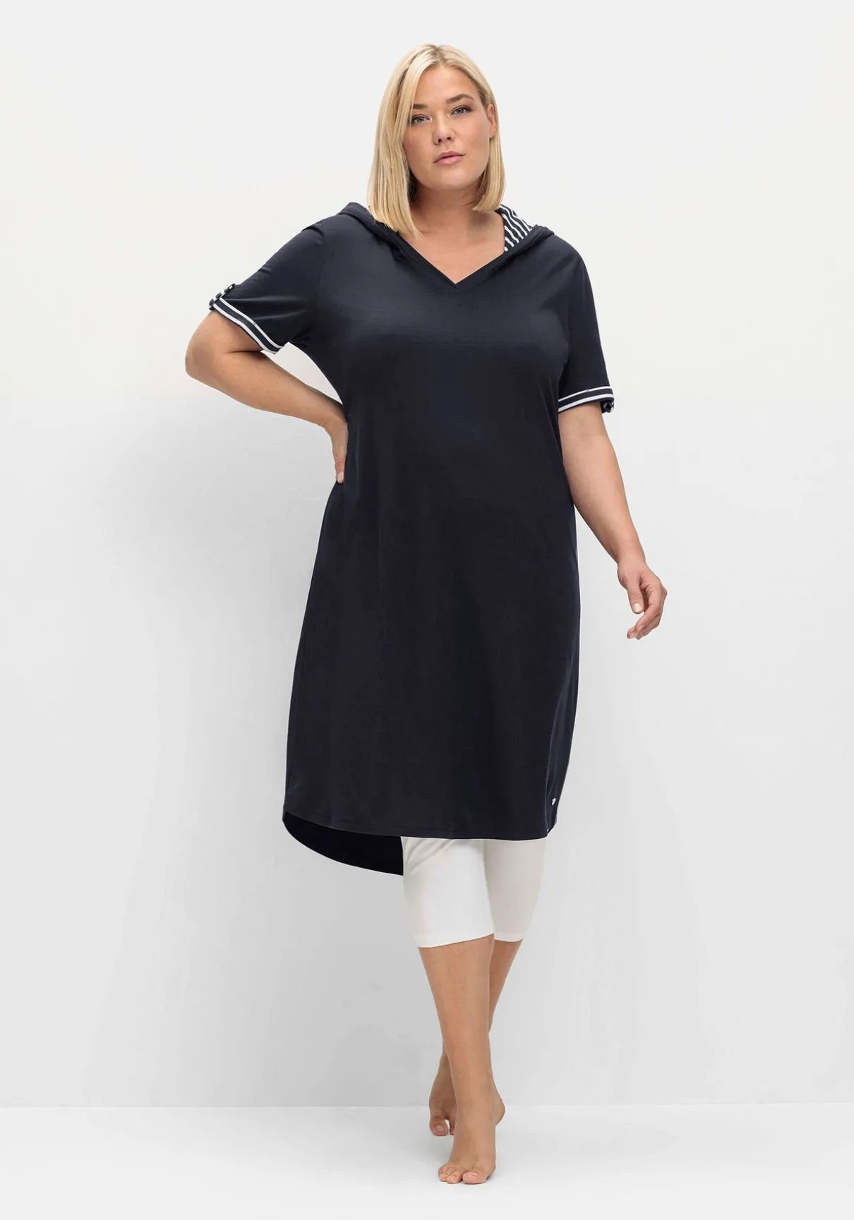 Kapuzenkleid mit Kontrastdetails und längerem Rücken