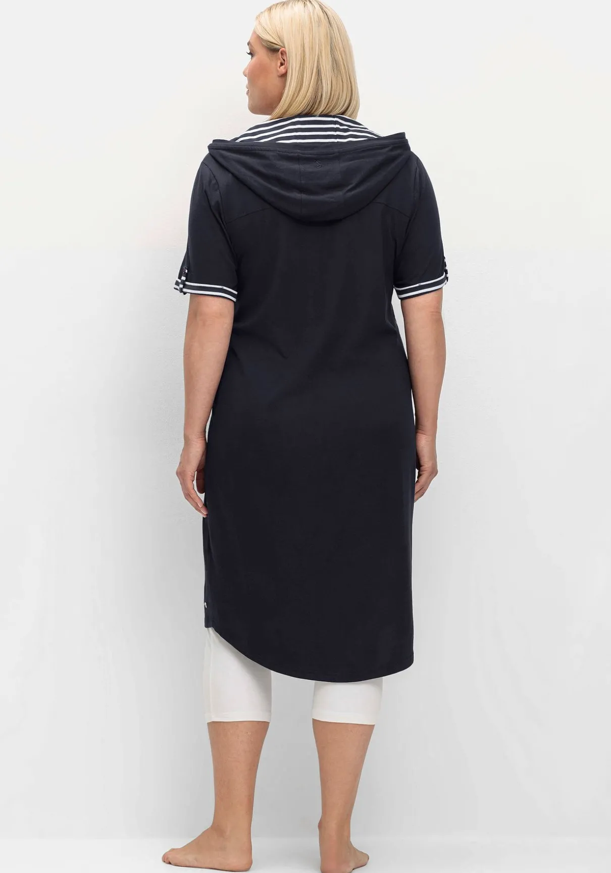 Kapuzenkleid mit Kontrastdetails und längerem Rücken