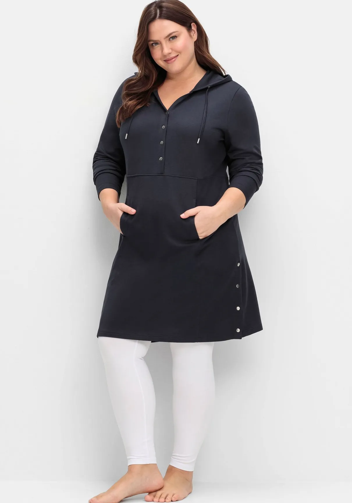 Kapuzenkleid mit Seitenschlitzen und Knopfleiste