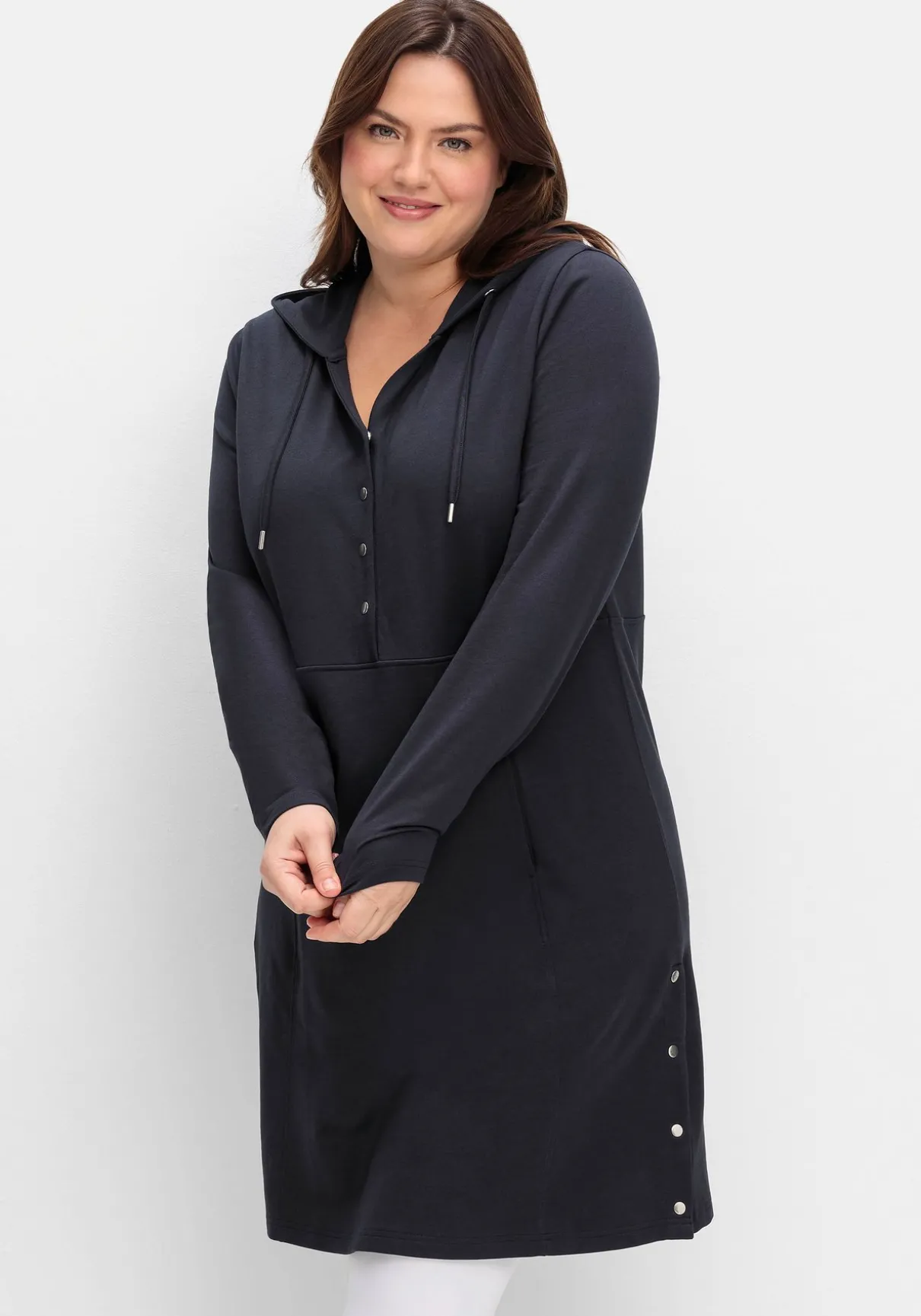 Kapuzenkleid mit Seitenschlitzen und Knopfleiste