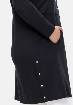 Kapuzenkleid mit Seitenschlitzen und Knopfleiste