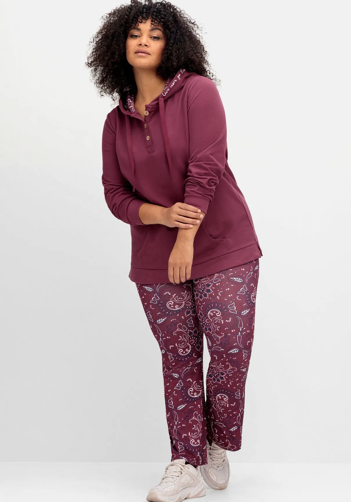 Kapuzensweatshirt mit Knopfleiste und Kängurutaschen