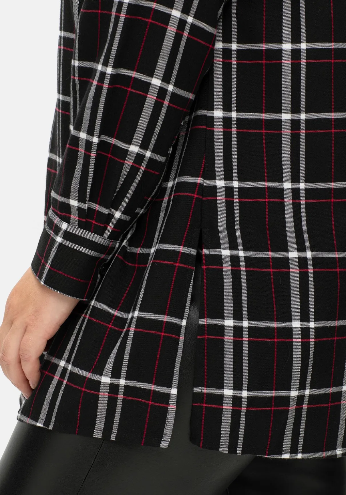 Karierte Longbluse mit Seitenschlitzen