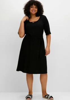 Kleid aus Crêpe, mit Bindegürtel und Taschen