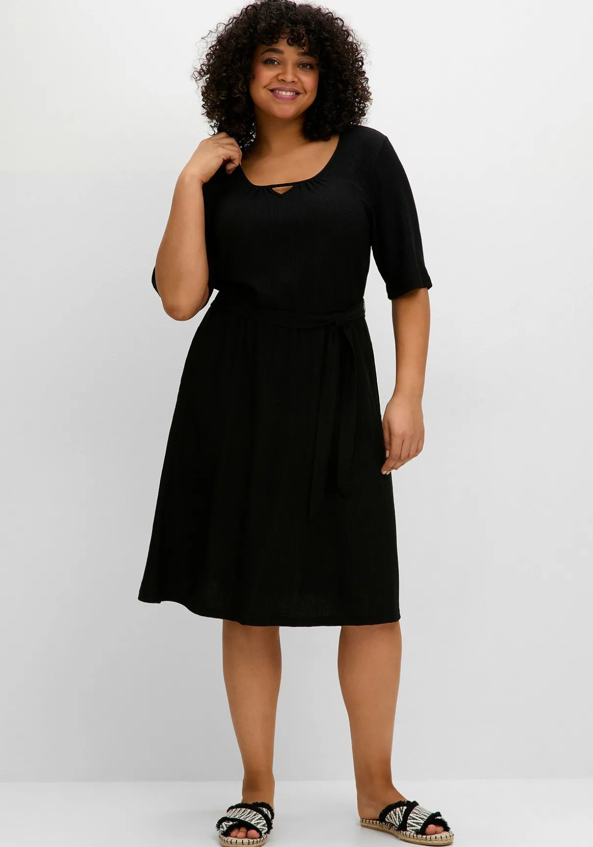 Kleid aus Crêpe, mit Bindegürtel und Taschen