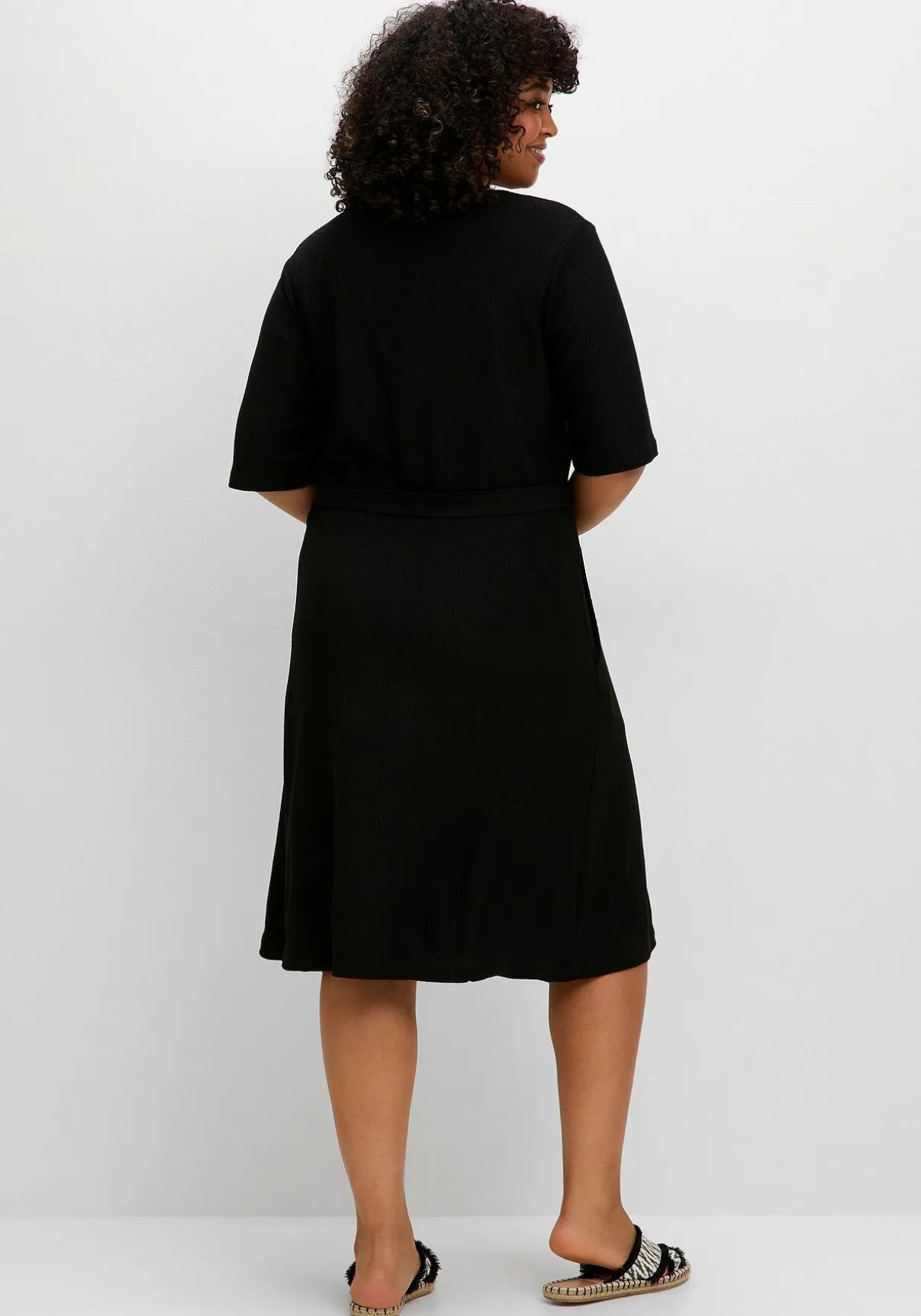 Kleid aus Crêpe, mit Bindegürtel und Taschen