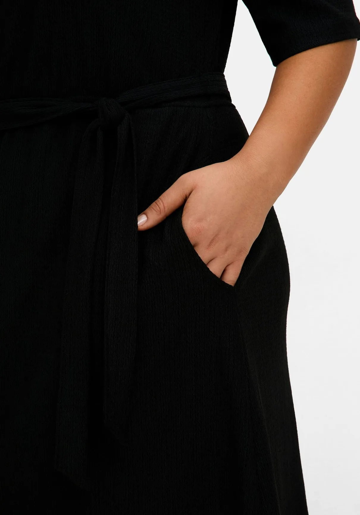 Kleid aus Crêpe, mit Bindegürtel und Taschen