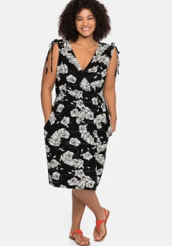 Kleid in Wickeloptik, mit floralem Druck