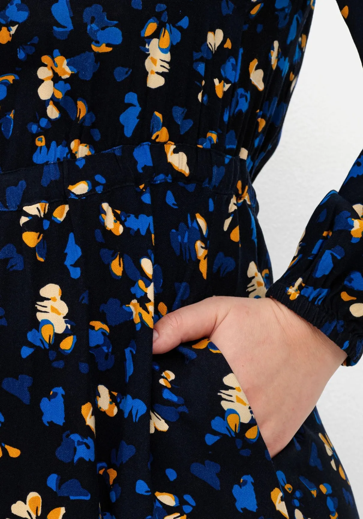 Kleid mit Blumendruck, aus Viskose-Twill