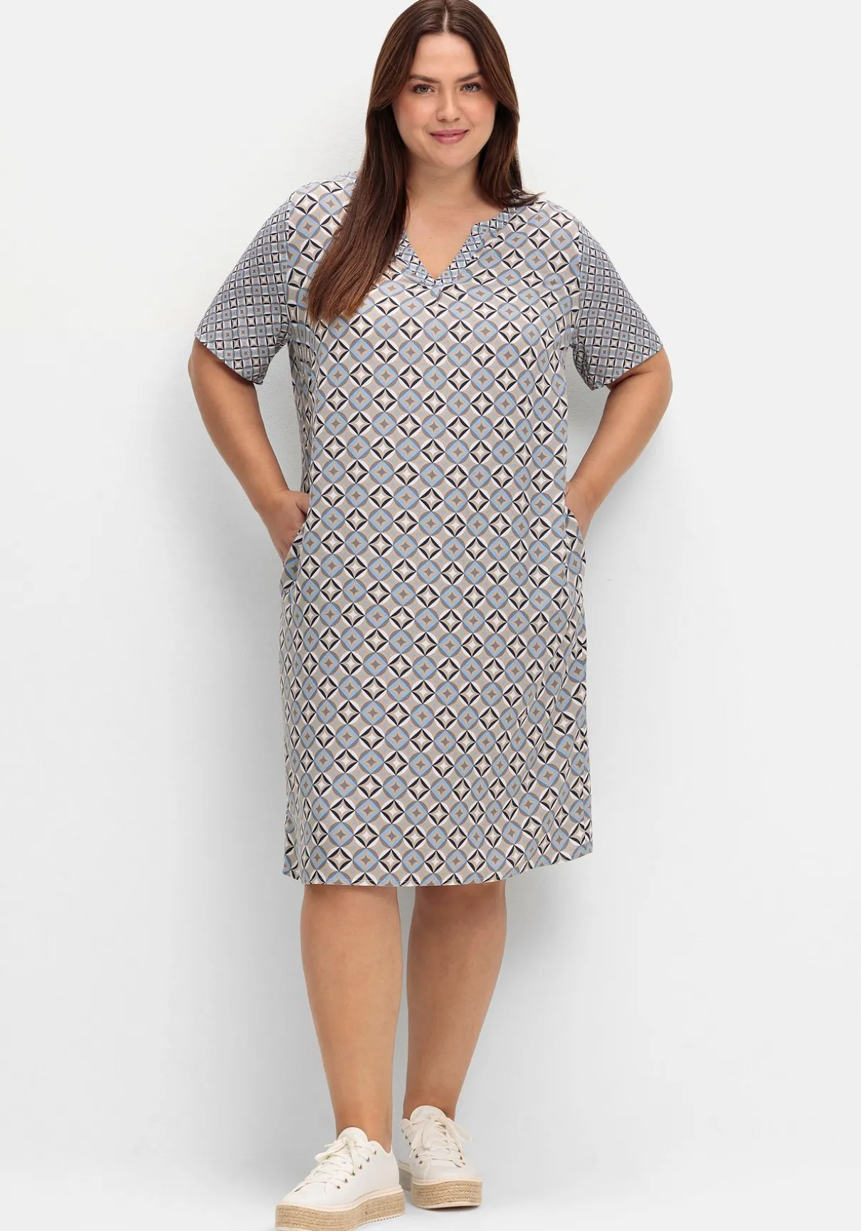 Kleid mit Grafikprint und Tunika-Ausschnitt