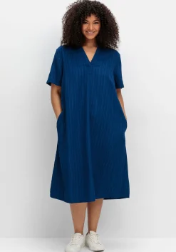 Kleid mit Polokragen, in Längsstruktur