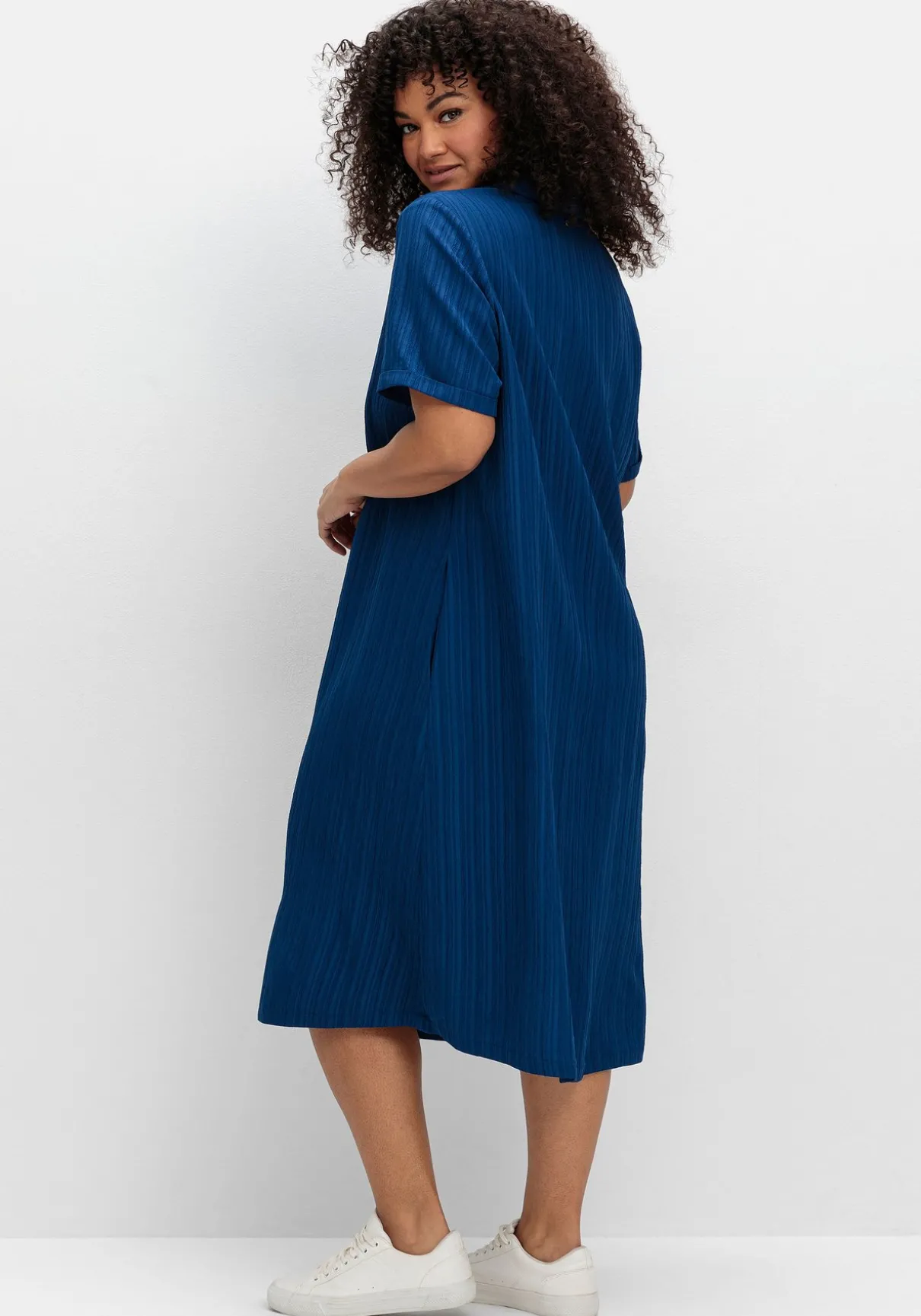 Kleid mit Polokragen, in Längsstruktur