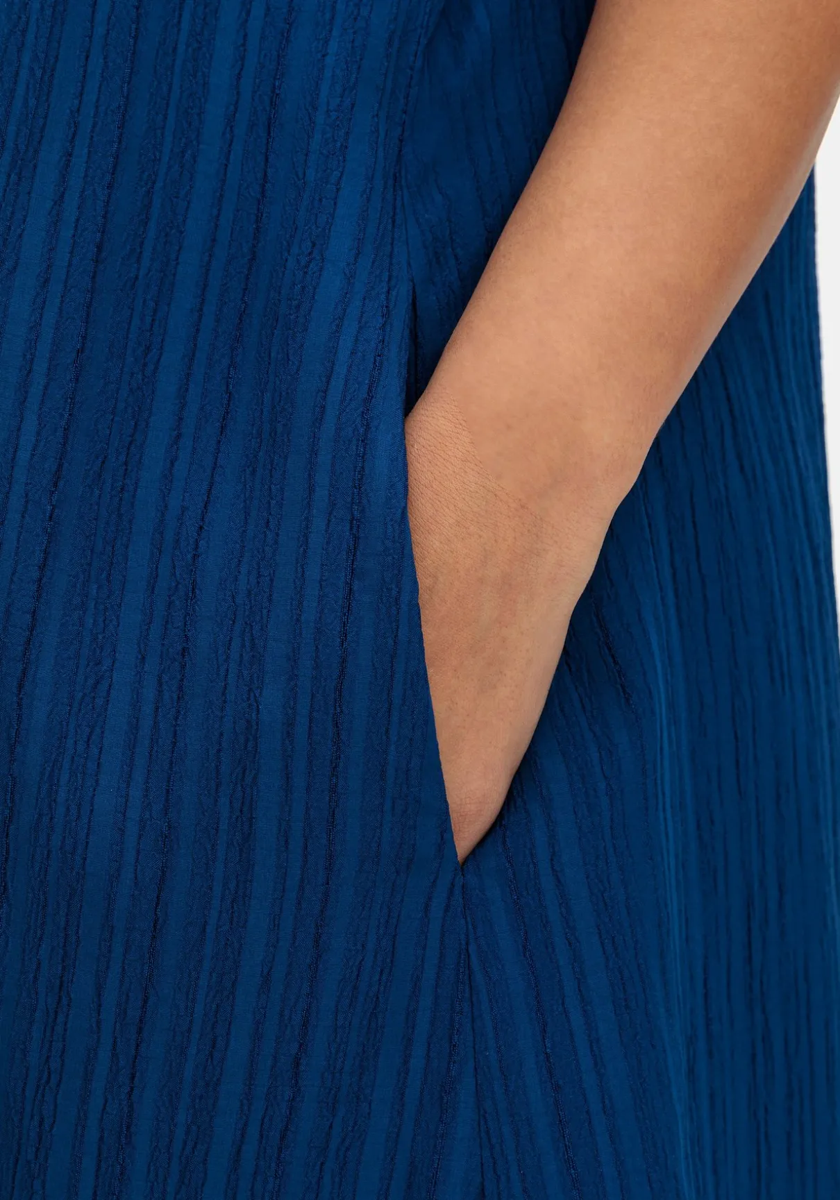 Kleid mit Polokragen, in Längsstruktur