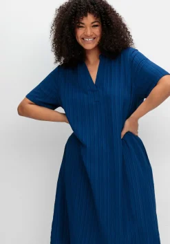 Kleid mit Polokragen, in Längsstruktur