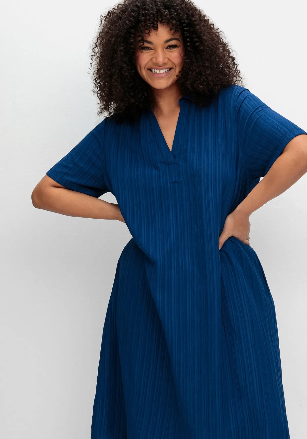 Kleid mit Polokragen, in Längsstruktur