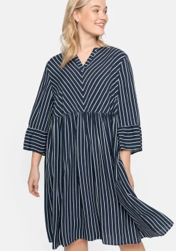 Kleid mit Streifen, weit schwingender Rock