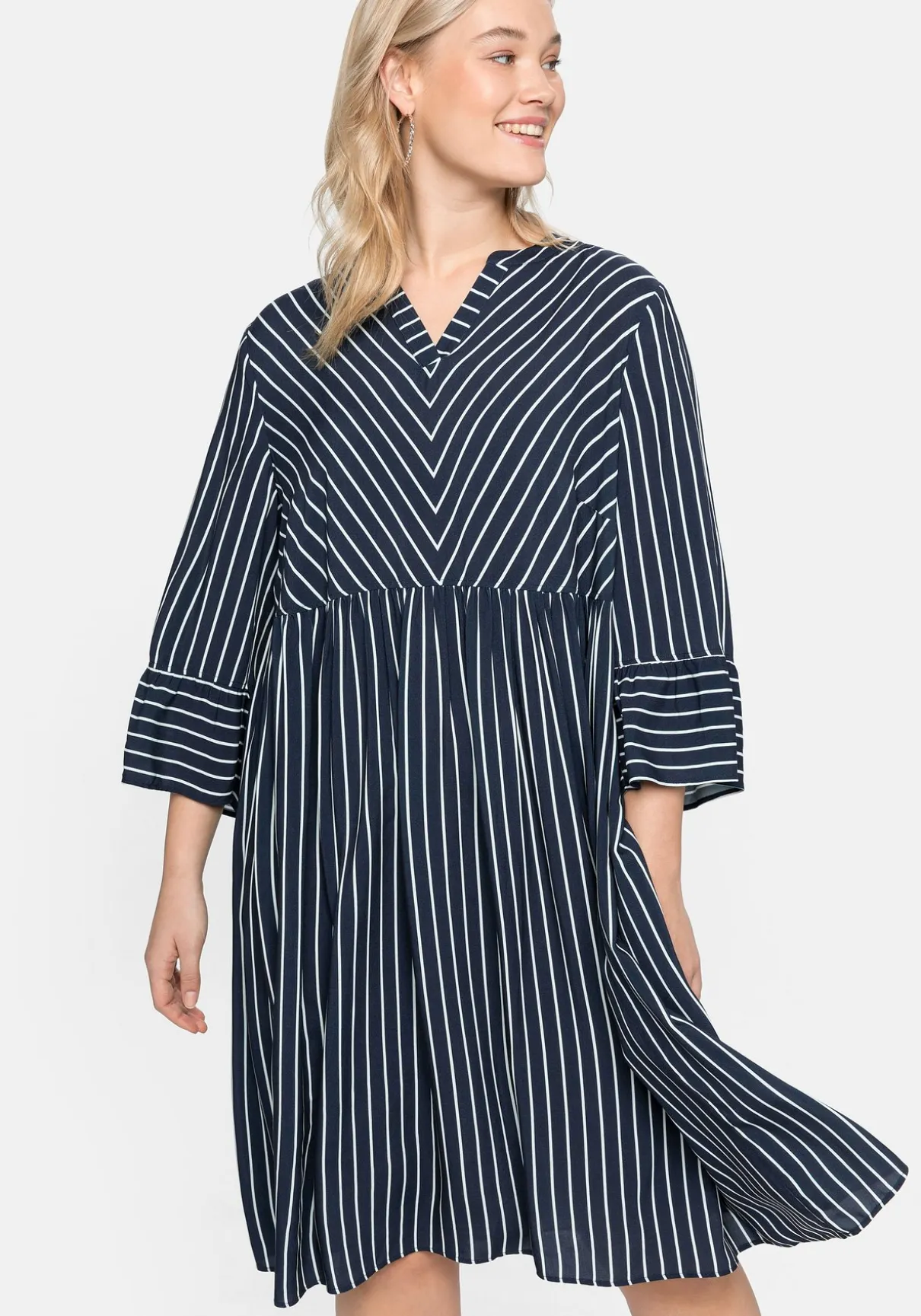 Kleid mit Streifen, weit schwingender Rock