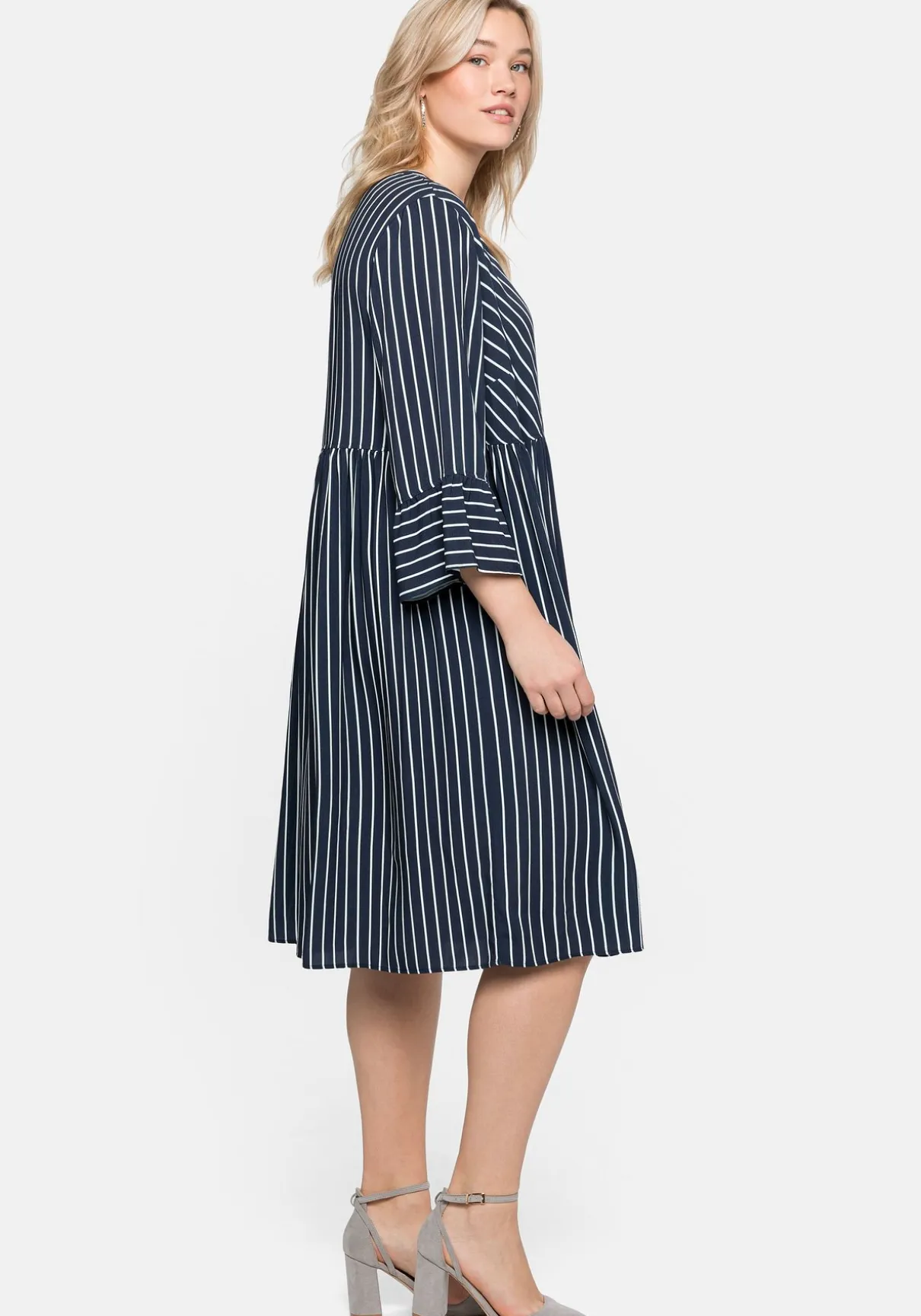 Kleid mit Streifen, weit schwingender Rock