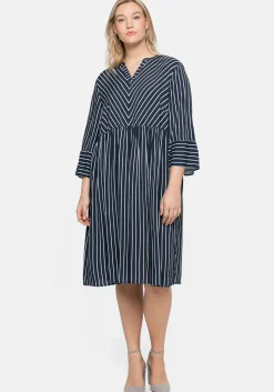 Kleid mit Streifen, weit schwingender Rock