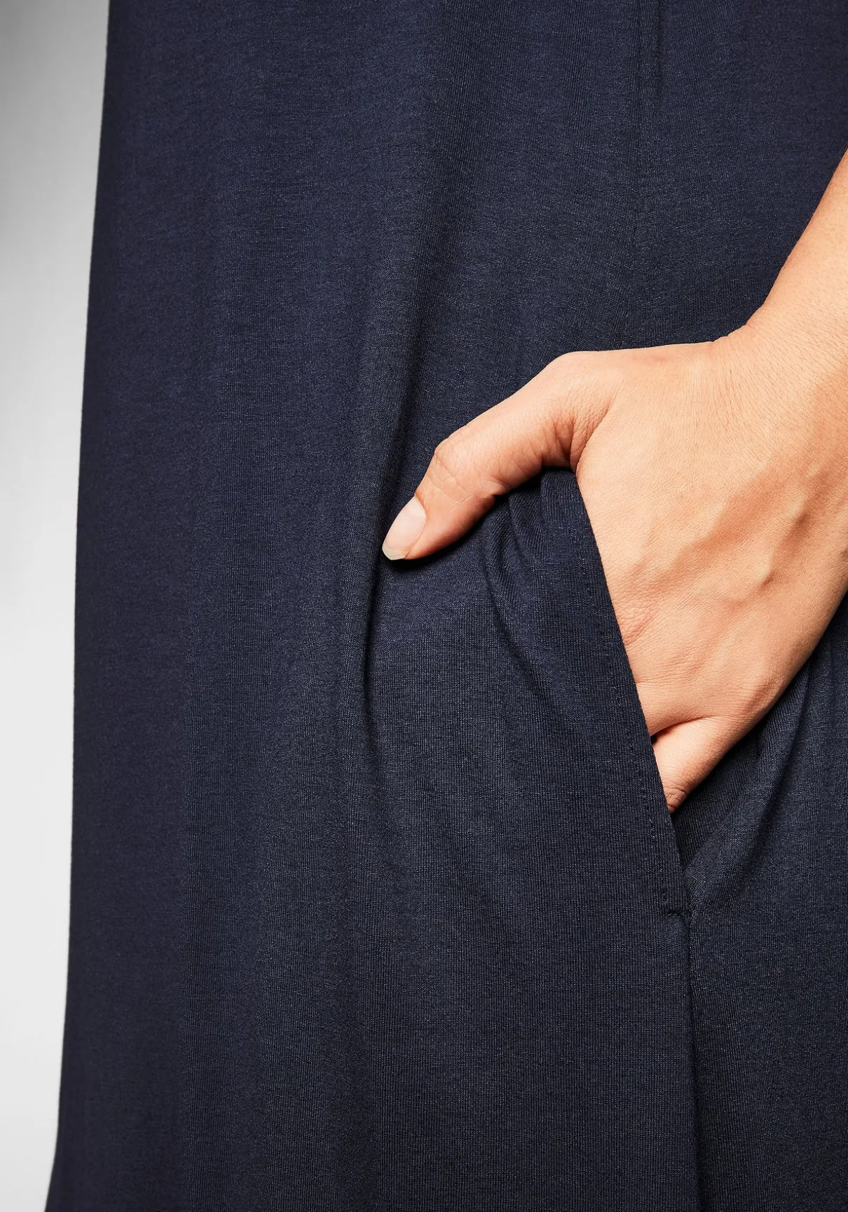 Kleid mit Taschen, im Vokuhilaschnitt