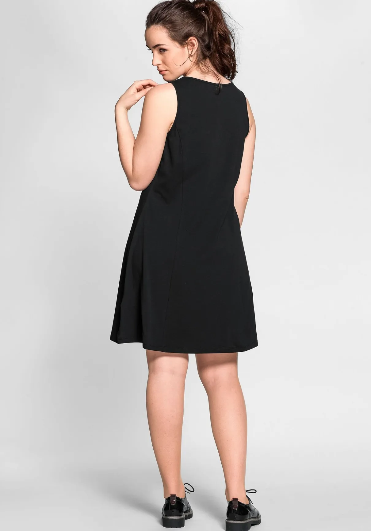 Knielanges, ärmelloses Kleid in A-Linie