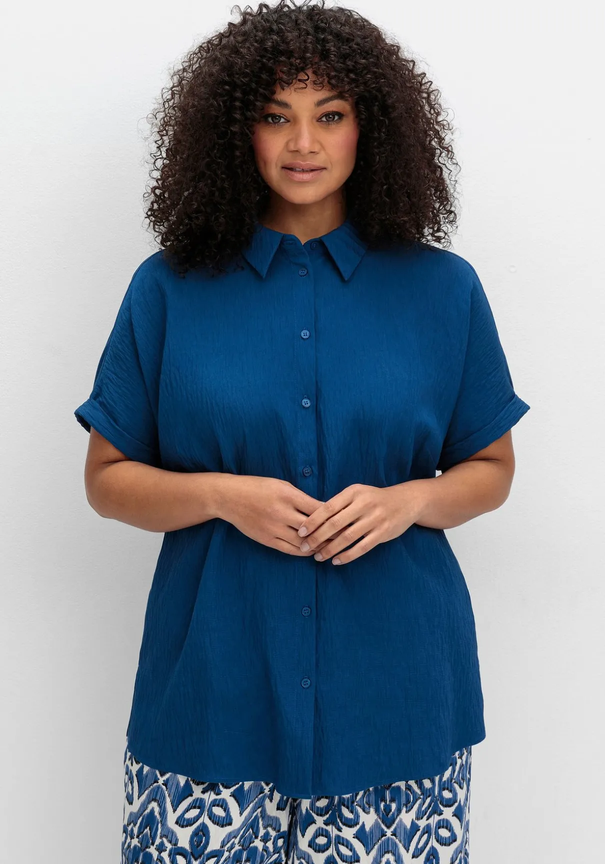 Kurzarm-Hemdbluse im Materialmix