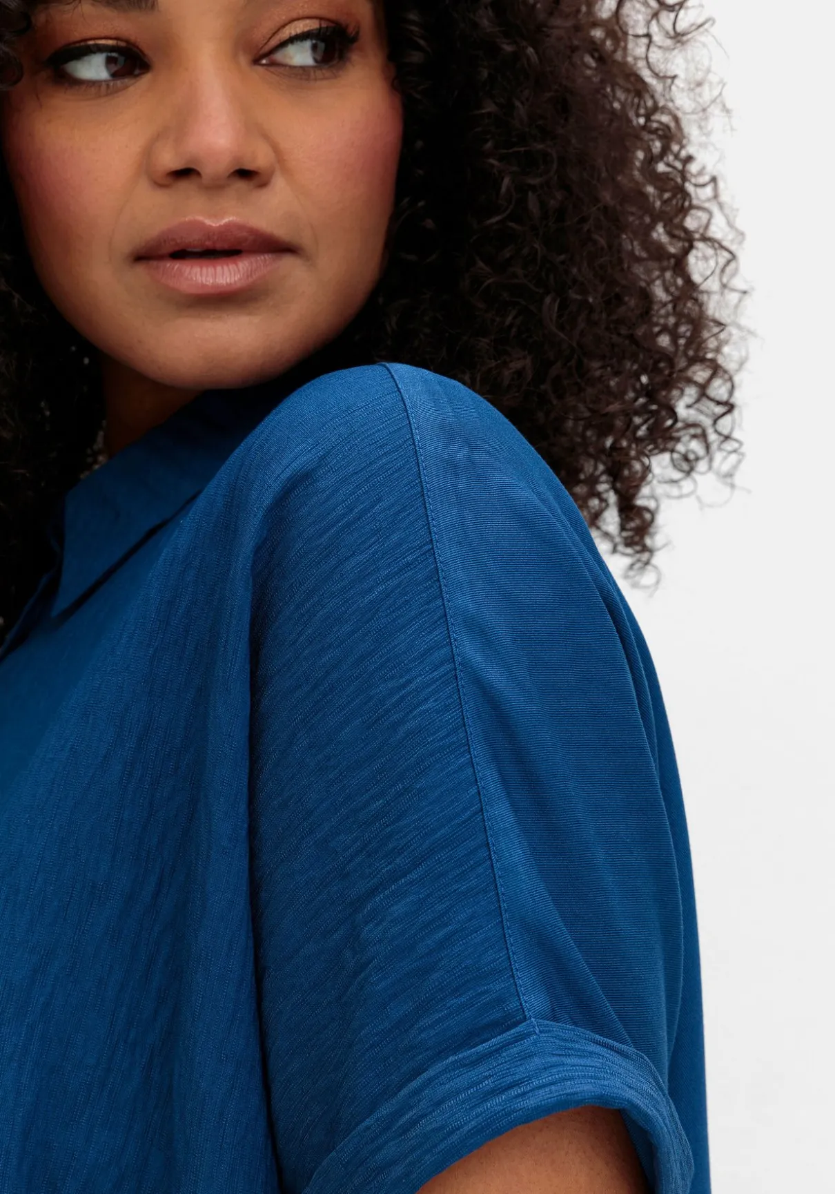 Kurzarm-Hemdbluse im Materialmix