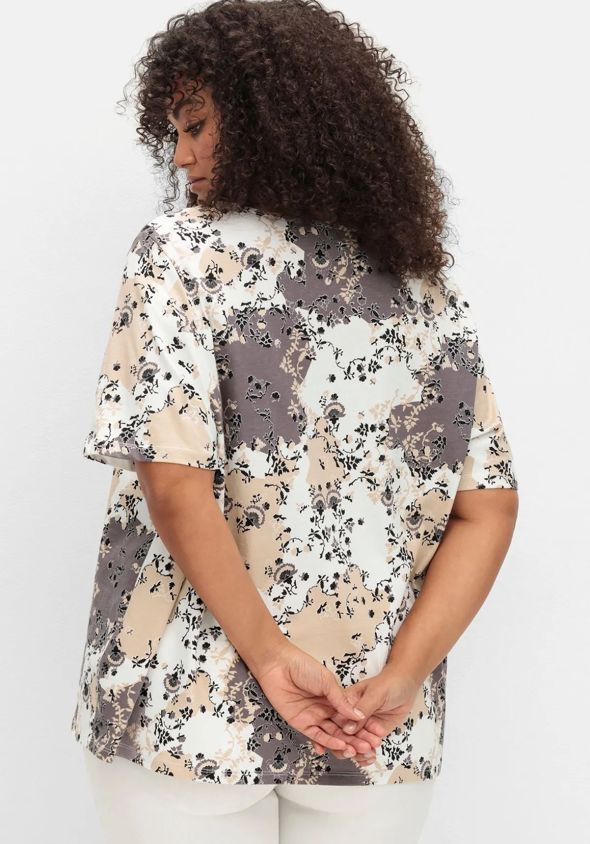 Kurzarmshirt mit Allover- und Bordürenprint